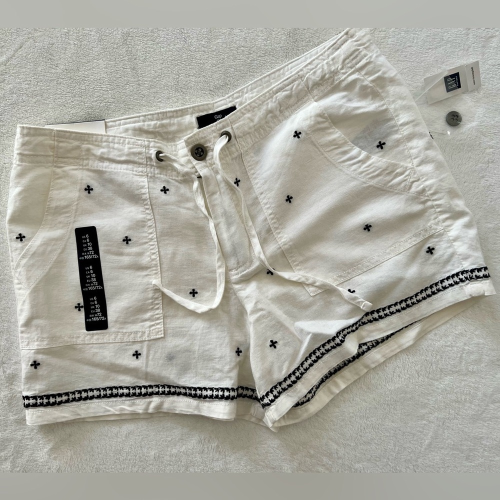 GAP Embroidered Linen Cotton Shorts in White - Size 6 NWT